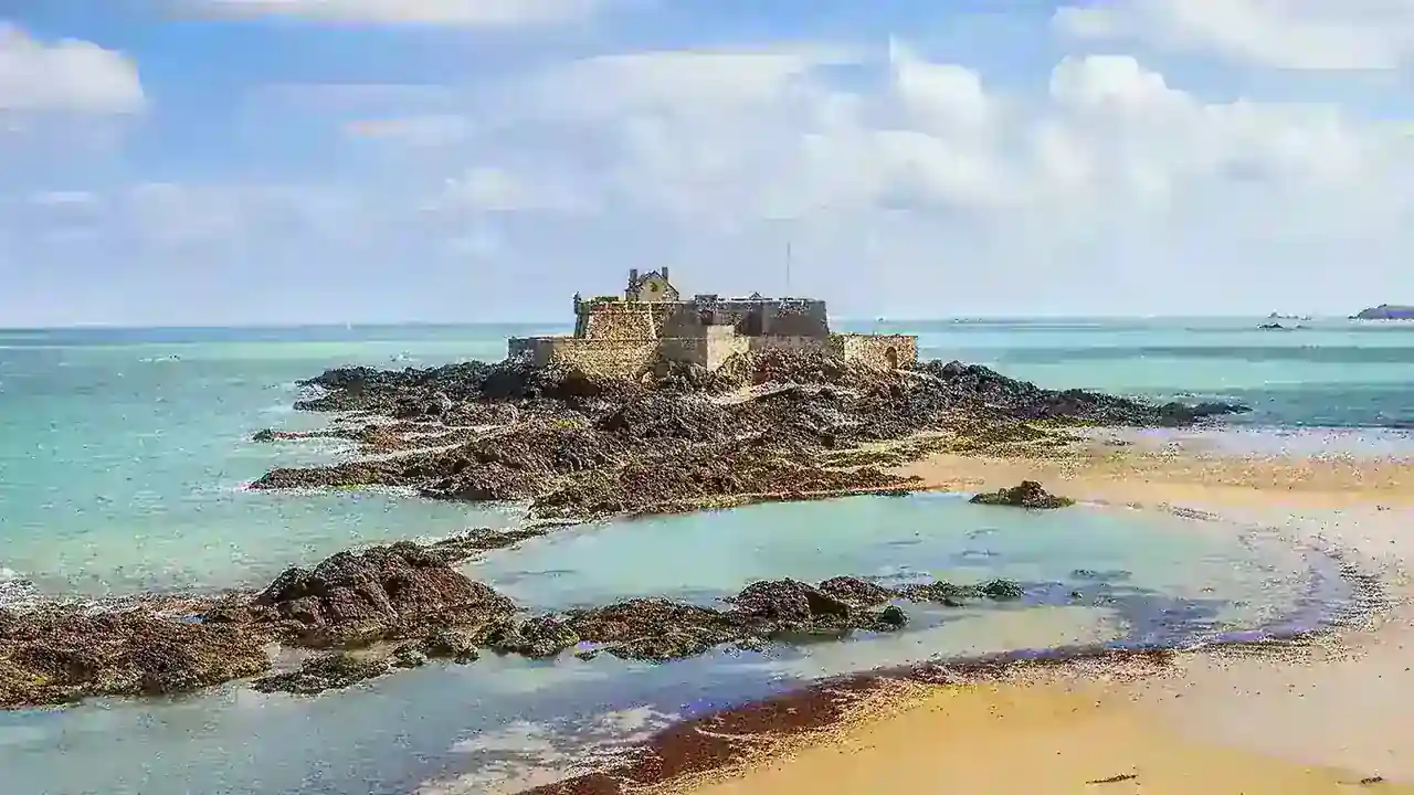 Vue panoramique du Fort National et de la Côte d'Émeraude